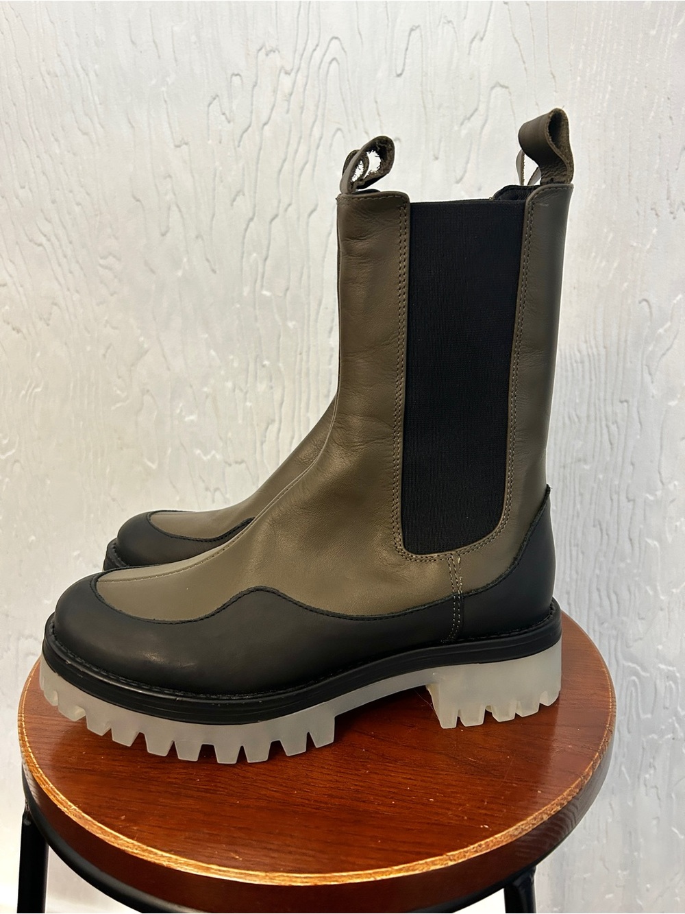 L'INTERVALLE NWOT LugSole Chelsea Boots Mid Calf Olive Green Size 36 Combat